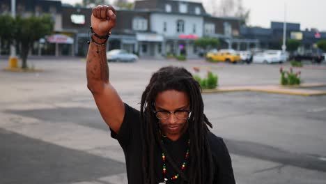 Hombre-Afroamericano-Con-Rastas-Levanta-El-Puño-En-Apoyo-Del-Movimiento-De-Protesta-Blm