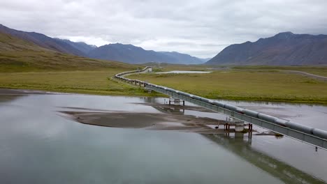 Alaska---Crude-Oil-Pipeline-in-Scenic-Alaskan-Countryside,-Aerial-Drone