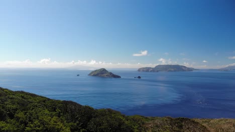 Leitet-Drohnenflüge-über-Die-Insel-Zu-Wunderschönen-Inseln-Im-Blauen-Ozean-Weiter
