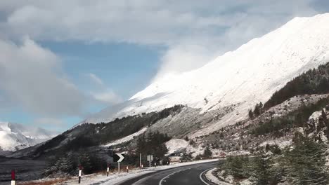 Roadtrip-Im-Schottischen-Hochland,-Winterlandschaft,-Schneebedeckte-Berge-Im-Hintergrund,-Bewölkt,-Reisefoto