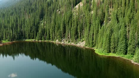 Imágenes-Aéreas-Descendentes-Sobre-Beaver-Lake-En-Beaver-Creek,-Colorado