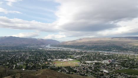 Scenic-aerial-panorama-of-Wenatchee,-USA-and-Cascade-Range-in-background