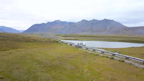 Alaska-Ölpipeline-In-Einer-Wunderschönen-Malerischen-Berglandschaft---Antenne