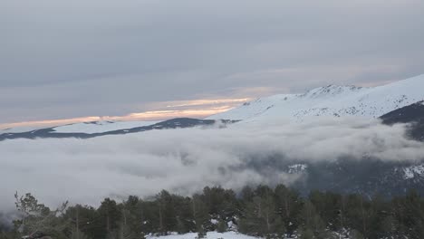 Nubes-De-Lapso-De-Tiempo-En-Las-Montañas,-Bosque-En-El-Fondo,-España,-Tiro-Estático