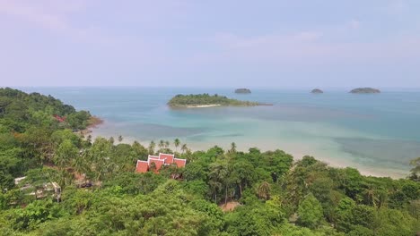 Abgeschiedenes-Koh-Chang-Paradise-Resort-In-Tropischer-Dichter-Vegetation,-Luftaufnahme-In-Richtung-Türkisfarbener-Ozeaninseln