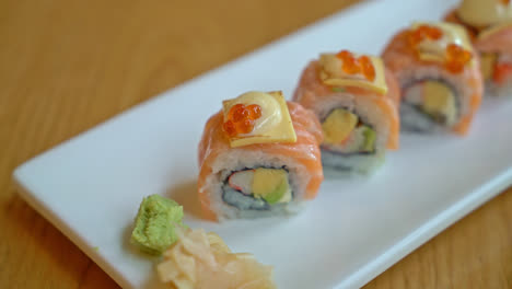 Sushi-De-Rollo-De-Salmón-Con-Queso-Encima---Estilo-De-Comida-Japonesa