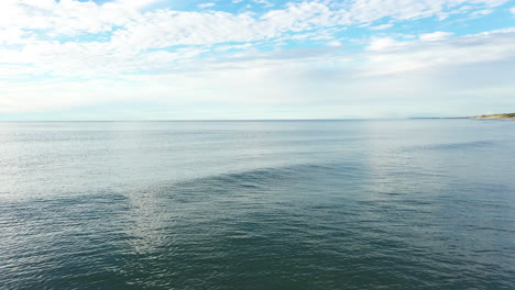 Luftaufnahme:-Aufnahme-Der-Wogenden,-Blauen,-Ruhigen-Ostsee-Mit-Bewölktem-Himmel-Und-Horizont-Im-Hintergrund