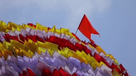 Banderas-Llenas-De-Color-En-El-Viento
