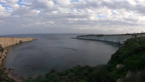 Langsames-Panorama-Eines-Fantastischen-Strandes-In-Malta