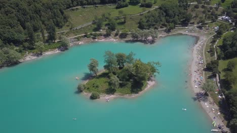 Hermoso-Lago-Azul-Llamado-Lago-Di-Tenno-En-Un-Día-Soleado-De-Verano-En-Europa,-Norte-De-Italia