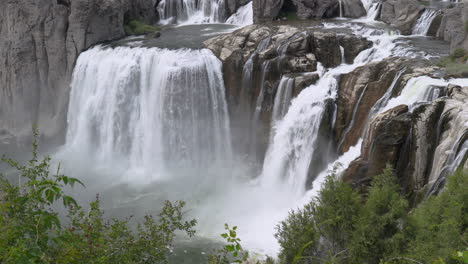 Gewaltiger-Wasserfall,-Der-In-Den-Fluss-Fließt-Und-Von-Vögeln-Umkreist-Wird-|-Shoshone-Fällt-In-Idaho-|-4k