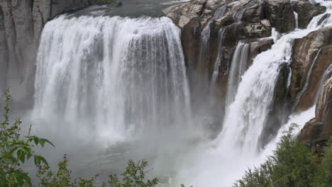 Majestätische-Wasserfälle-Vereinen-Sich-Am-Flussufer-|-Shoshone-Fällt-In-Idaho-|-4k-|-Stativaufnahme