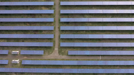 Sonnenkollektorfeld-Zur-Energieerzeugung-Italien