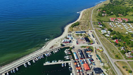 Segelboote-Und-Fischerboote-Ankerten-Im-Hafen-Der-Gemeinde-Böda-In-Byxelkrok,-Einem-Fischerdorf-In-Öland,-Schweden
