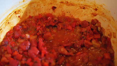 Köstliche-Hausgemachte-Türkische-Tomatensuppe,-Die-Auf-Dem-Herd-Köchelt---Zeitlupe