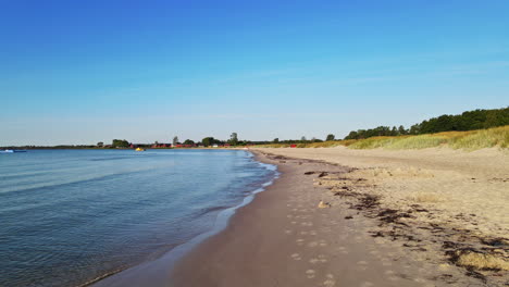 Küste-Eines-Blauen-Wassers-Im-Sommer-In-Sandbybadet,-Öland,-Schweden
