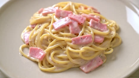 homemade-spaghetti-white-cream-sauce-with-ham---Italian-food-style