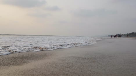 Strandwellen-Auf-Weißem-Sandwasser-Im-Strandurlaub-Goa