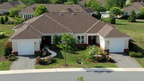 Aerial-push-in-shot-of-modern-single-story-duplex-house,-apartment-in-senior-living-community-in-United-States,-American-55-plus-retirement,-independent-living-for-retirees,-front-facade-with-garages