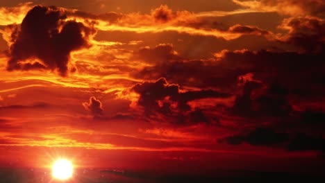 Die-Sonne-Beginnt-Unterzugehen-Oder-Erscheint-Hinter-Wolken,-Sonnenuntergang-Oder-Sonnenaufgang