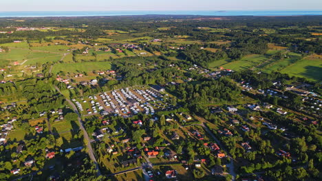 Blick-Auf-Verschiedene-Häuser-Umgeben-Von-Grünen-Bäumen-An-Einem-Sonnigen-Tag-In-Schweden---Luftaufnahme