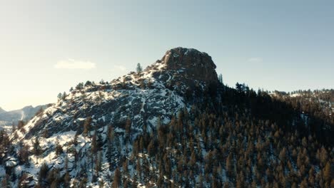 Drohnenaufnahme-Von-Schneebedeckten-Bergen-Und-Hügeln