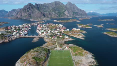 Luftaufnahme-Des-Dorfes-Henningsvaer,-Gemeinde-Auf-Den-Lofoten-Inseln,-Norwegen