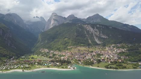 Antena-De-Un-Pueblo-Italiano-En-El-Lago-Molveno-Rodeado-Por-Las-Montañas-Dolomita-Italia,-Europa