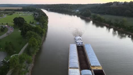 American-towboat-with-a-collective-of-barges-transporting-cargo-through-river