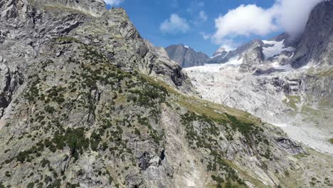 Impresionantes-Imágenes-De-Drones-De-4k-Que-Recorren-Los-Picos-De-Alta-Montaña-Que-Revelan-Un-Glaciar-Y-Cascadas-En-El-Lado-Italiano-Del-Mont-Blanc-Masivo