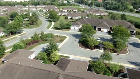 Rising-aerial-of-single-story-independent-living-in-retirement-village-in-USA,-summer-view-of-residential-retiree-neighborhood-community