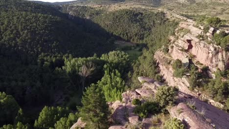 Montañas-Redondeadas,-Color-Rojo,-En-Albarracín,-España.-Luz