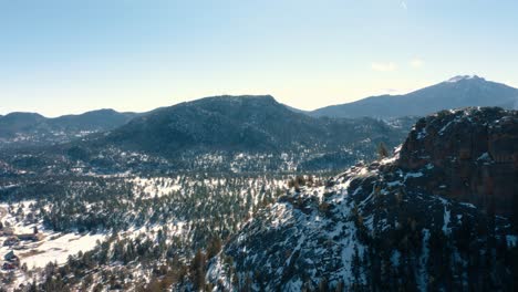Drohnenaufnahme-Von-Schneebedeckten-Bergen-Und-Hügeln