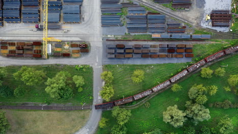 Güterzug-Mit-Vielen-Waggons,-Die-Auf-Der-Bahnstrecke-Fahren
