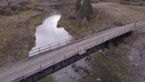 El-Puente-Ferroviario-Fuera-De-Servicio-Es-Un-Sendero-En-Las-Tierras-Baldías-De-Alberta