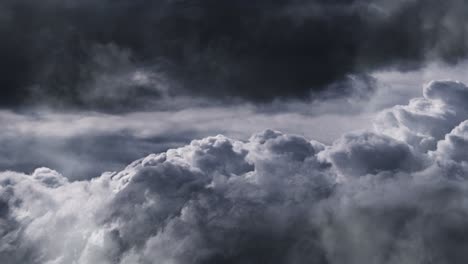 Dicke-Graue-Kumuluswolken-Rücken-Näher,-Standpunkt