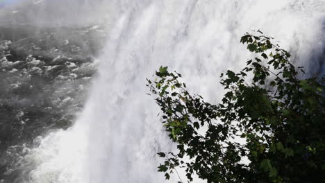Heller,-Weißer-Wasserfall-In-Den-Upper-Mesa-Falls-In-Idaho,-USA