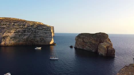 Veleros-Que-Pasan-El-Rato-Cerca-Del-Famoso-Lugar-En-Malta,-Gozo
