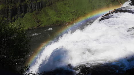 Eine-Landschaft-Aus-Einem-Regenbogen-Und-Schaumigen-Wellen-An-Den-Oberen-Mesa-Falls-In-Idaho