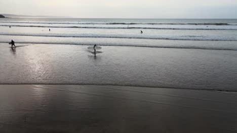 Los-Surfistas-De-Westward-Ho-Cornwall-Dejando-La-Playa-Al-Final-Del-Día.