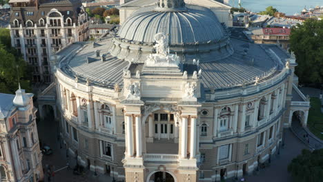 Berühmtes-Odessa-Theater-In-Der-Ukraine---Luftdrohne-Nähert-Sich-Der-Ansicht
