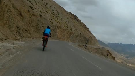 Engagierte-Verlorene-Radfahrer,-Die-Leh-Ladakh-Ghats-Pov-Erklimmen