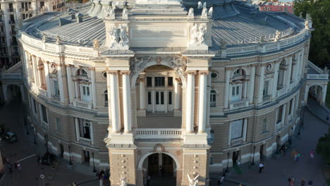 Ucrania---Teatro-Académico-Nacional-De-ópera-Y-Ballet-De-Odessa,-Primer-Plano-De-Drones-Aéreos