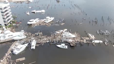 Drohnenaufnahme-Der-Zerstörung-Von-Booten-Im-Hafen-Von-Orange-Beach-Nach-Einem-Tornado