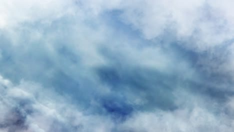 Dicke-Weiße-Wolken-Zogen-über-Den-Blauen-Himmel,-Im-Inneren-Herrschte-Ein-Gewitter