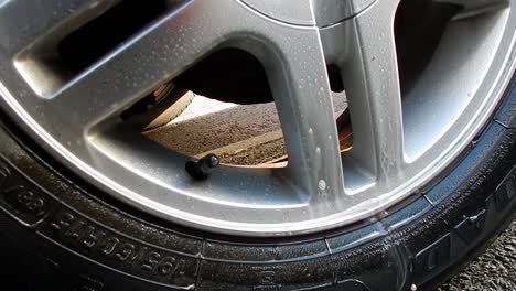 Sprühen-Sie-Seife,-Reinigen-Sie-Reifenverkleidungen-Aus-Metalllegierungen,-Fahrzeugdetails-Und-Polieren-Sie-Sie-Sauber