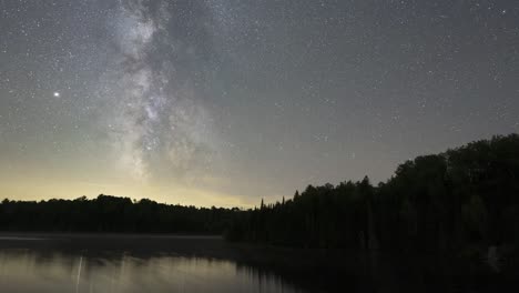 Milchstraße-Nachthimmel-Astro-Zeitraffer,-Galaktischer-Kern-Und-Sterne-über-Dem-See
