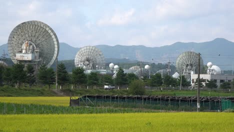 Gruppe-Riesiger-Satellitenschüsseln-Im-Kt-sat-satellitenzentrum-In-Der-Stadt-Geumsan,-Südkorea