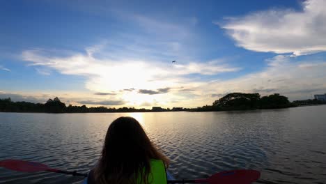 Un-Par-De-Kayak-En-Un-Parque-Acuático-Al-Atardecer-En-Tailandia