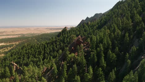 Luftaufnahmen-Der-Annäherung-An-Die-Felsformation-Royal-Arch-In-Den-Flat-Irons-In-Boulder,-Colorado